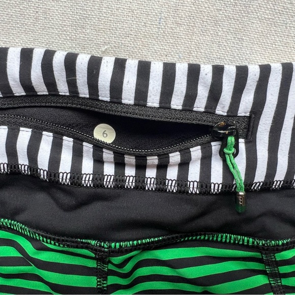 Lululemon Run: Inspire Crop II Seawheeze Bugs Sz. 6 - Picture 5 of 6